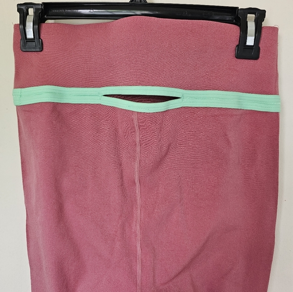 NWOT•Fabletics high-waisted cut-out leggings (L) - Picture 8 of 10